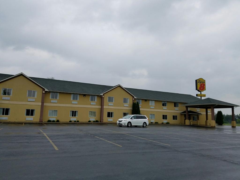 Hotel Super 8 By Wyndham Huntington Exterior foto
